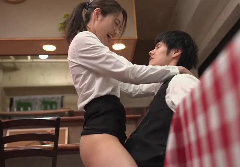 Cậu trai trẻ nện cô đồng nghiệp có chồng yêu nhưng gã chồng “yếu”